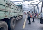 Polres-Probolinggo-Siagakan-Personel-dan-Siapkan-Jalur-Alternatif-Akibat-Lubang-di-Jembatan-Pajarakan
