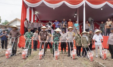 Polresta-Sidoarjo-Tanam-Jagung-Serentak-Satu-Juta-Hektar-Lahan-di-Desa-Bakungtemenggungan