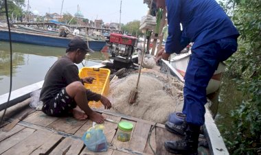 Adanya-Potensi-Cuaca-Ekstrim,-Satpolairud-Polresta-Sidoarjo-Patroli-Temui-Nelayan