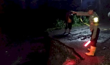 Polres-Kediri-Gercep-Tangani-Banjir,-Pasang-Police-Line-di-Jembatan-Putus-Untuk-Keselamatan-Warga