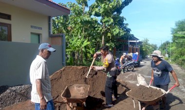 Anggota-Polsek-Krembung-Kerja-Bakti-Bareng-Warga-Renovasi-Mushola