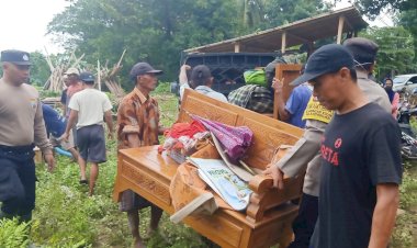 Polres-Situbondo-Terjunkan-Personel-Bantu-Warga-Terdampak-Banjir