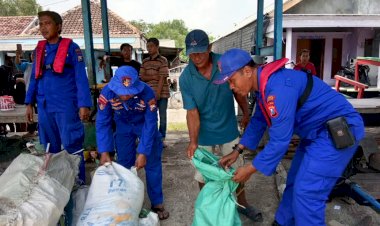 Satpolairud-Polresta-Sidoarjo-bersama-Nelayan-Bersihkan-Sampah-di-Kawasan-Pesisir