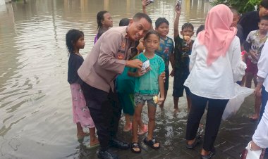Kapolsek-Krian-Peduli-Warga-Terdampak-Banjir-di-Desa-Barengkrajan