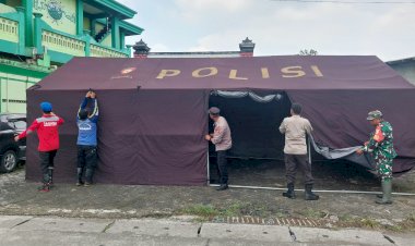 Solid-Bersinergi-Dirikan-Tenda-Darurat-Siaga-Banjir-di-Desa-Barengkrajan