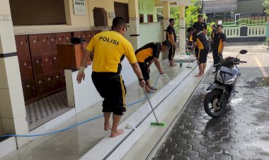 Jelang-Ramadhan-Polisi-Sidoarjo-Bersihkan-Masjid