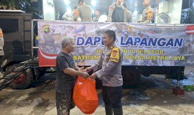 Polri-Dirikan-Dapur-Lapangan-24-Jam-Penuh-untuk-Korban-Banjir-Pondok-Gede-Permai-Bekasi