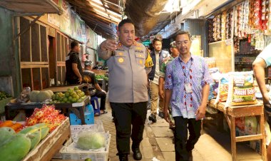 Kapolres-Pelabuhan-Tanjungperak-Tinjau-Sejumlah-Pasar-Pastikan-Stok-Bapokting-Aman