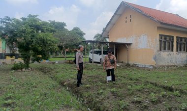 Bhabinkamtibmas-Polsek-Prambon-Dampingi-Kelompok-Tani-Terong-dan-Cabai