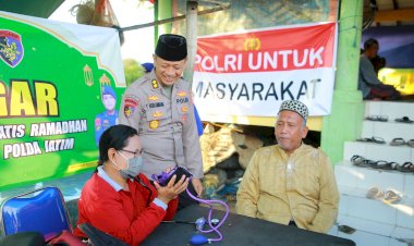 Gelar-'Pegar'-Ditpolairud-Polda-Jatim-Peduli-Kesehatan-Warga-Nelayan-di-Bulan-Ramadhan