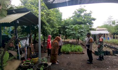 Warga-Desa-Kepuh-Kiriman-Manfaatkan-Fasum-untuk-Ketahanan-Pangan,-Polsek-Waru-Beri-Pendampingan