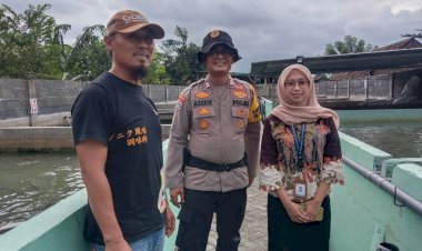 Kanit-Binmas-Polsek-Krembung-Tinjau-Budidaya-Ikan-Lele-di-Desa-Kandangan-Bersama-Dinas-Perikanan