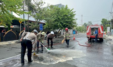 Sigap,-Polisi-bersama-Damkar-Bersihkan-Tumpahan-Solar-di-Jalan-Raya-Lamongan-Antisipasi-Kecelakaan