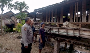Bhabinkamtibmas-Desa-Sepande-Dampingi-Peternak-Kambing-dalam-Program-P2B,-Dukung-Swasembada-Pangan-Mandiri