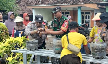 Sinergitas-Bhabinkamtibmas-dan-Babinsa-Tambak-Kalisogo,-Ajak-Warga-Aktif-Menanam-di-Pekarangan-Rumah-Perkuat-Ketahanan-Pangan-Pedesaan