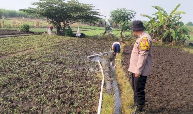 Pengairan-Tanaman-Sayuran-di-Lahan-Warga-Jadi-Perhatian-Bhabinkamtibmas-Desa-Jiken