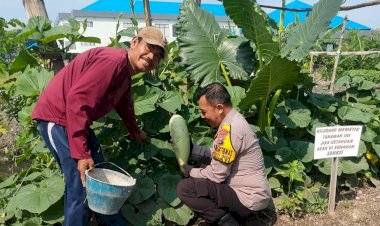 Polisi-Cinta-Petani-Beri-Tips-Perawatan-Labu-Saat-Patroli-di-Sedati-Sidoarjo,-Ini-Pesannya!