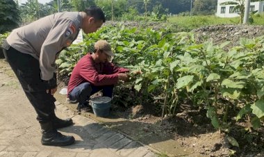 Bhabinkamtibmas-Sedati-Gede-Jalin-Silaturahmi,-Sambil-Edukasi-Pertanian-Sayur-untuk-Ketahanan-Pangan