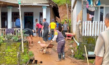 Sinergitas-Polisi-Bersama-TNI-dan-BPBD-Tangani-Banjir-dan-Bersihkan-Material-Longsor-di-Kediri