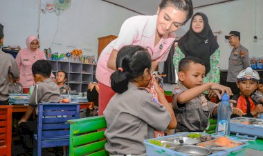 Wujudkan-Asta-Cita,-Polres-Ngawi-Berbagi-Makanan-Bergizi-dan-Susu-di-Taman-Kanak---kanak
