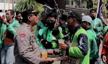 Humanis-Polisi-Kawal-Aksi-Damai-Driver-Ojol-di-Jember-Sambil-Berbagi-Minuman-Dingin