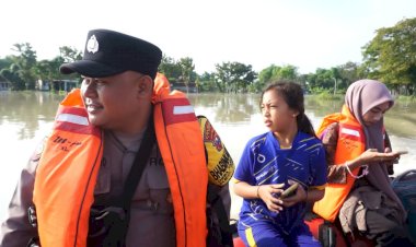 Tanggap-Bencana,-Polisi-Evakuasi-Warga-Terdampak-Luapan-Bengawan-Solo-di-Tuban