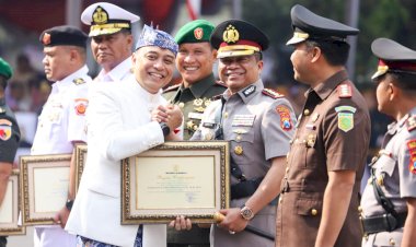 Kapolrestabes-Surabaya-Terima-Penghargaan-di-HJKS-ke-732-Wujud-Dedikasi-Jogo-Suroboyo