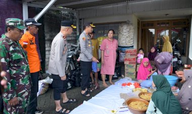 Kapolres-Gresik-Salurkan-Bantuan-Sosial-Bagi-Warga-Terdampak-Banjir-di-Benjeng