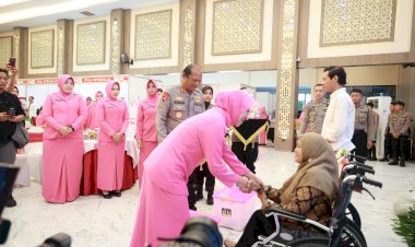 Hari-Bhayangkara-ke--79-Polda-Jatim-Beri-Bantuan-Tongkat-dan-Kursi-Roda-Bagi-Kaum-Difabel
