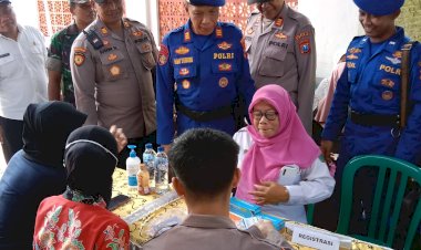 Isi-Hari-Bhayangkara-Ke-79,-Polresta-Sidoarjo-Gelar-Pengobatan-Gratis-dan-Bagikan-Sembako-di-Balongbendo