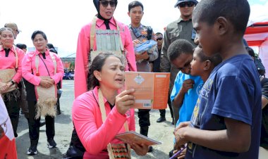 Ketum-Bhayangkari-Ny.-Juliati-Sigit-Prabowo-Lakukan-Baksos-di-Sorong