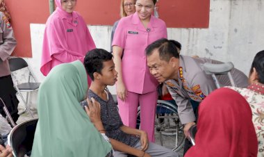 Hari-Bhayangkara-ke-79-Polrestabes-Surabaya-dan-Bhayangkari-Bantu-Kaum-Difabel