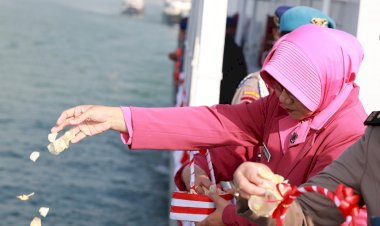 Polda-Jatim-Tabur-Bunga-di-Laut-Kenang-Semangat-Juang-Pahlawan-di-Hari-Bhayangkara-ke--79