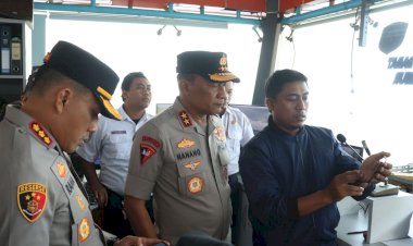 Kapolda-Jatim-Pantau-Langsung-Pencarian-Korban-Kapal-Tenggelam-di-Selat-Bali