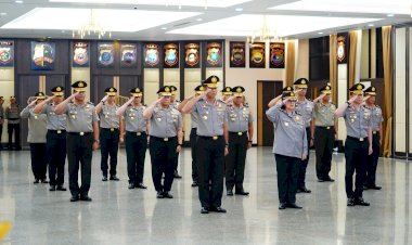 17-Perwira-Tinggi-Polri-Naik-Pangkat,-Satu-Diantaranya-Raih-Bintang-Tiga