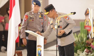 Kapolda-Jatim-Pimpin-Sertijab-Dirreskrimum-dan-Kapolres,-Tegaskan-Profesionalisme-dan-Sinergi-Jadi-Kunci-Hadapi-Tantangan