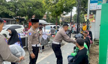 Operasi-Patuh-Semeru-2025,-Polres-Ponorogo-Beri-Helm-Gratis-untuk-Ojol