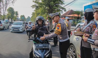 Bukan-Razia-Biasa,-Polres-Jember-Jadikan-Operasi-Patuh-Semeru-Aksi-Senyum-dan-Cokelat-untuk-Keselamatan