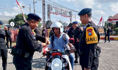 Sambut-Hari-Kemerdekaan-RI-ke---80-Brimob-Polda-Jatim-Berbagi-2000-Bendera-Merah-Putih-di-Pamekasan