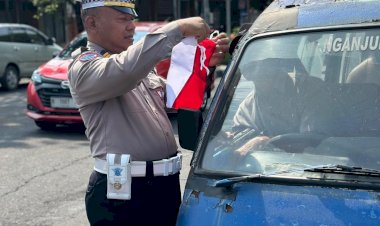 Semarak-Jelang-Hari-Kemerdekaan-RI-ke--80,-Polisi-Berbagi-Bendera-Merah-Putih-di-Nganjuk