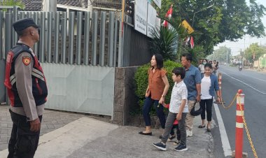 Polsek-Krian-pengamanan-ke-giatan-Ibadah-Rutin-Mingguan-di-Gereja-Santa-Monica