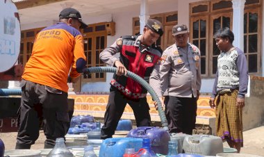 Polsi-Peduli-:-Polres-Probolinggo-Gandeng-BPBD-Distribusikan-Air-Bersih-untuk-Warga-Tiris
