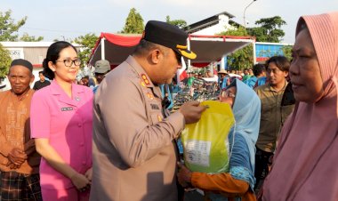 Sambut-HUT-Kemerdekaan-RI-ke-80,-Polres-Tuban-Salurkan-Bantuan-Beras-untuk-Warga-Kurang-Mampu