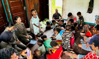 Polri-Tanamkan-Semangat-Belajar-kepada-Anak-Anak-di-Kampung-Yunad-Melalui-Pendekatan-Humanis