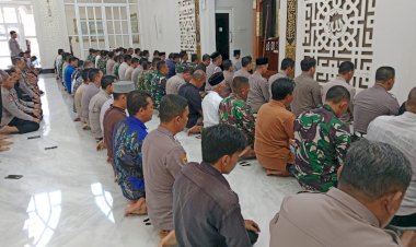 Kebersamaan-di-Tengah-Aksi-Penyampaian-Pendapat-di-Mapolresta-Sidoarjo