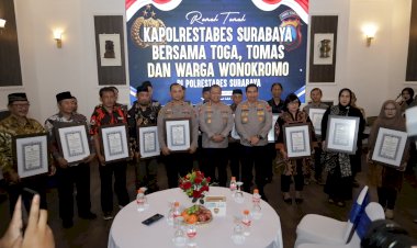 Kapolrestabes-Surabaya-Beri-Penghargaan-Kapolsek-Wonokromo-dan-Toga-Tomas-atas-Peran-Aktif-Jaga-Kamtibmas