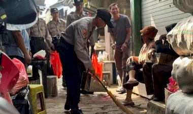Siswa-Diktukba-Polri-SPN-Polda-Jatim-Punguti-Sampah-di-Pasar-Mojokerto,-Pedagang:-