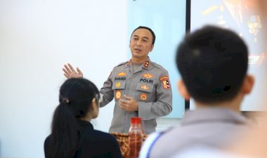 Kadiv-Humas-Beri-Motivasi-dan-Pemahaman-Tugas-Kepolisian-Pada-Siswa-Labschool-Kebayoran