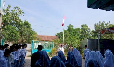 Jadi-Pembina-Upacara-di-Sekolah,-Polisi-Ajak-Pelajar-Cinta-Tanah-Air