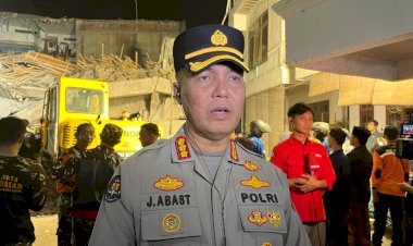 Polda-Jatim-Bantu-Evakuasi-Korban-Runtuhnya-Bangunan-Pesantren-di-Sidoarjo